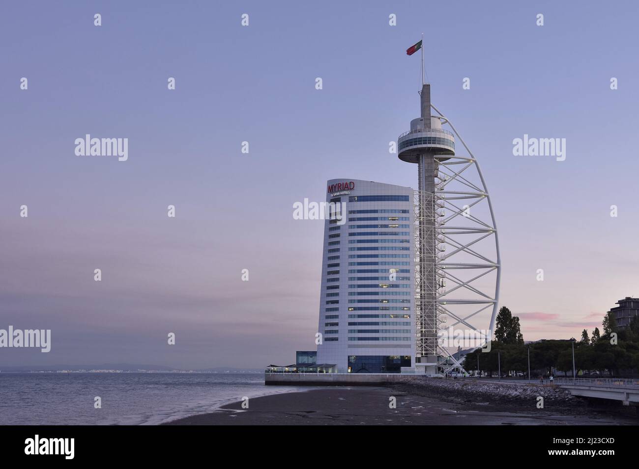 Vasco da Gama Tower e Myriad Hotel grattacielo sulla riva del fiume Tago nel quartiere Parque das Nacoes di Lisbona, Portogallo. Foto Stock