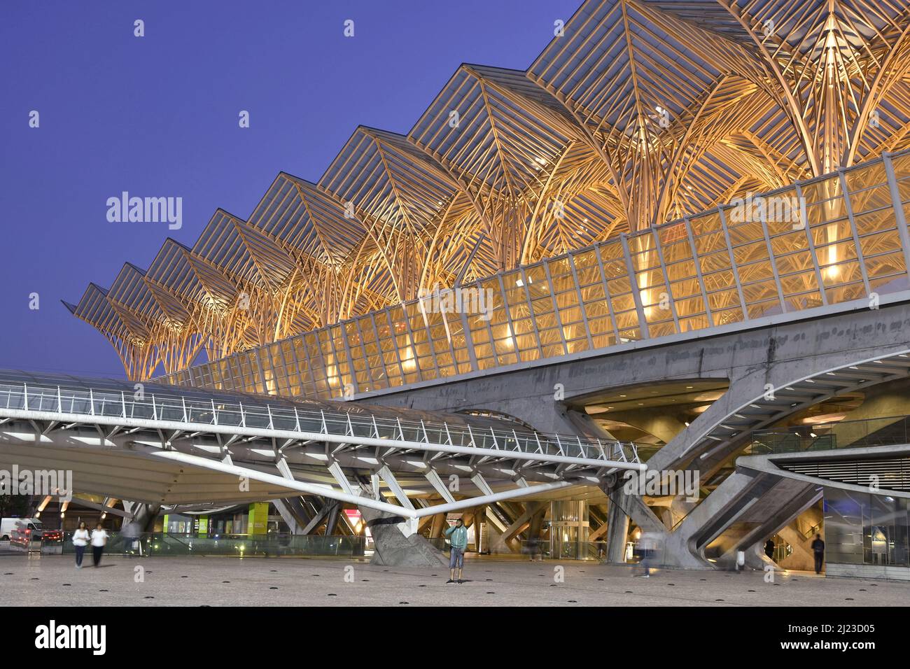 Gare do Oriente - moderno centro di trasporto, edificio esterno illuminato al crepuscolo. Situato nel quartiere Parque das Nacoes di Lisbona, Portogallo. Foto Stock