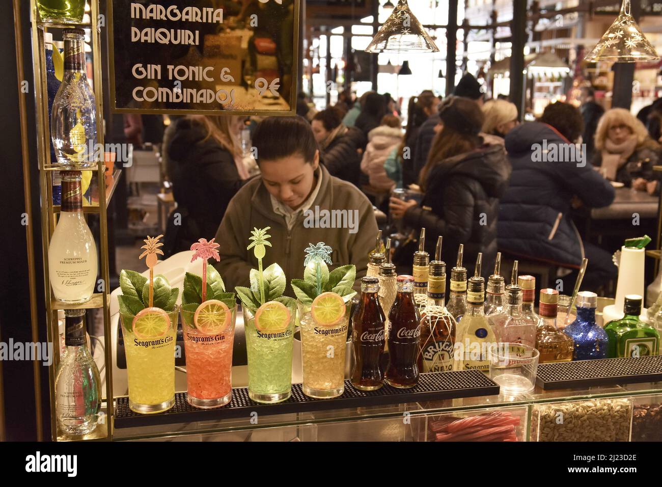 Ristorante bar al San Miguel Market nel centro di Madrid, Spagna. Foto Stock Ristorante bar al San Miguel Market nel centro di Madrid, Spagna. Foto Stock