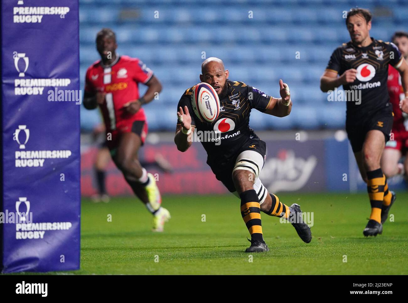 Nizaam Carr di Wasps fa una prova durante la partita della Premiership Rugby Cup alla Coventry Building Society Arena di Coventry. Data foto: Martedì 29 marzo 2022. Foto Stock