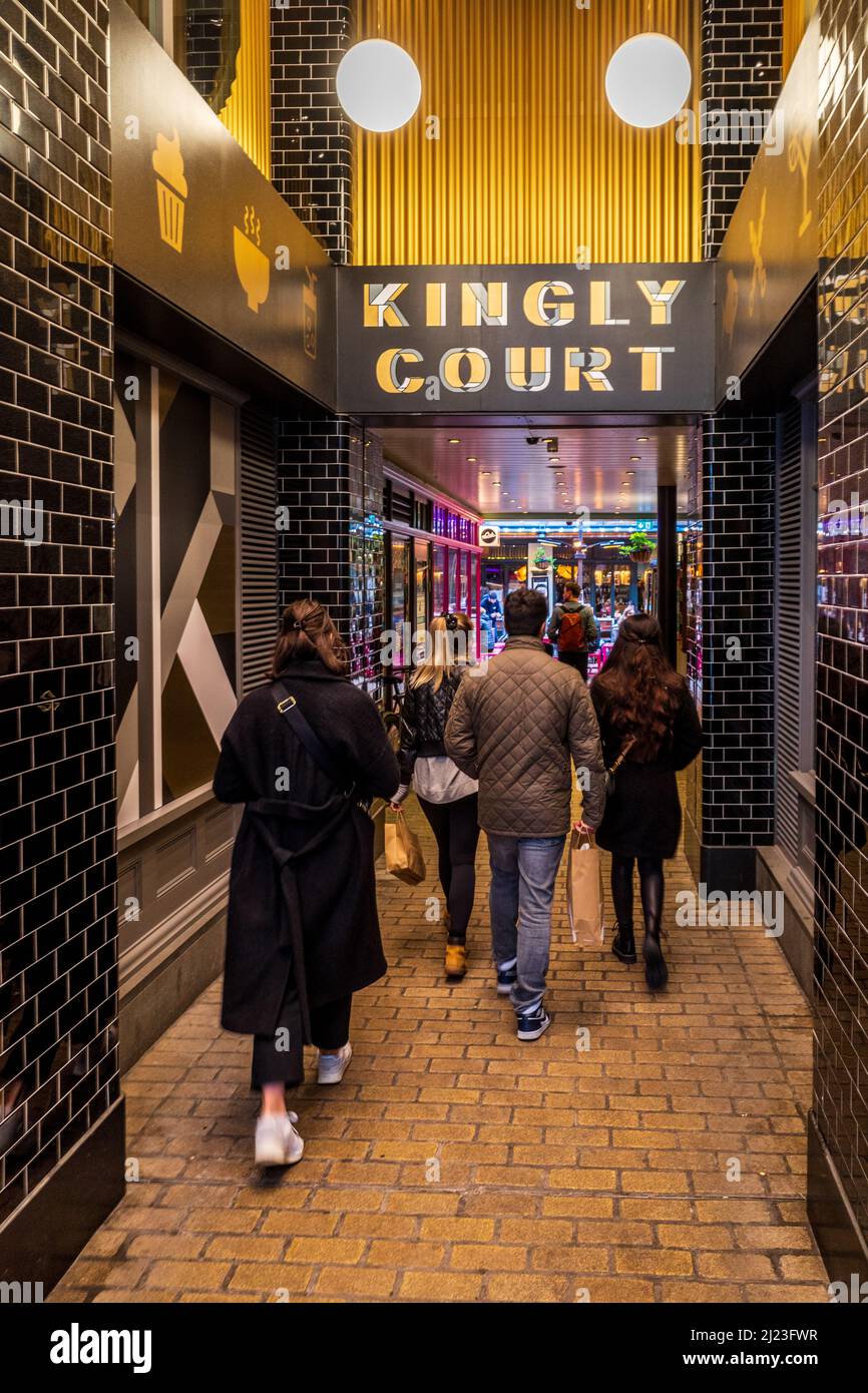 Kingly Court Carnaby Street London - una destinazione all'aperto a tre piani appena fuori dalla famosa Carnaby St Foto Stock