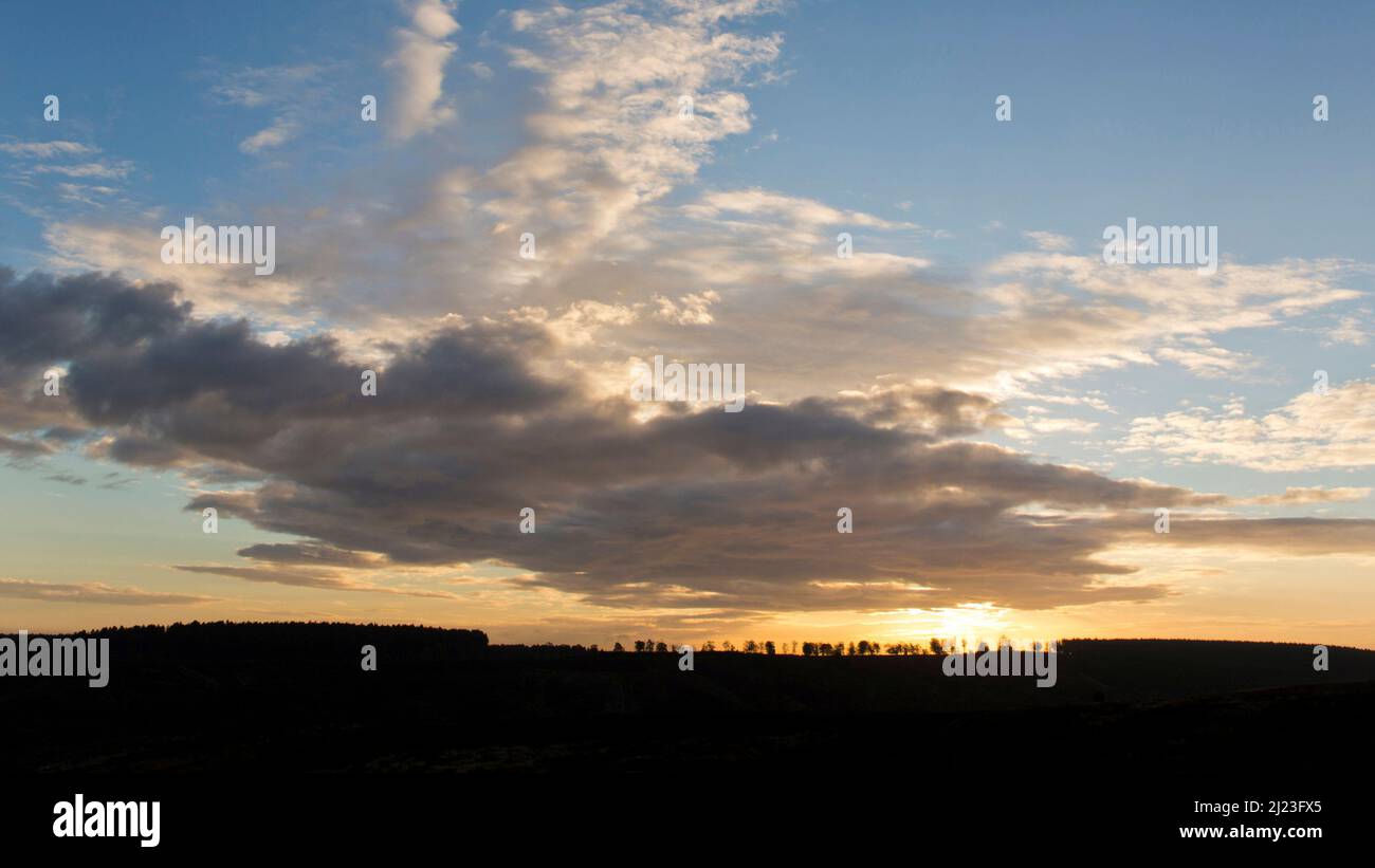 Vista attraverso la brughiera a un cielo drammatico sopra Cherry Tree Slade in autunno Cannock Chase Area of Outstanding Natural Beauty Staffordshire Foto Stock