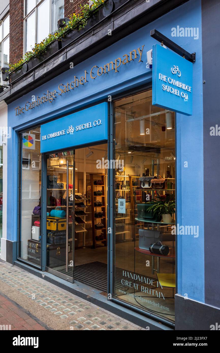 Cambridge Satchel Company Shop su Carnaby Street nel West End di Londra. La Cambridge Satchel Company è stata fondata a Cambridge nel 2008. Foto Stock