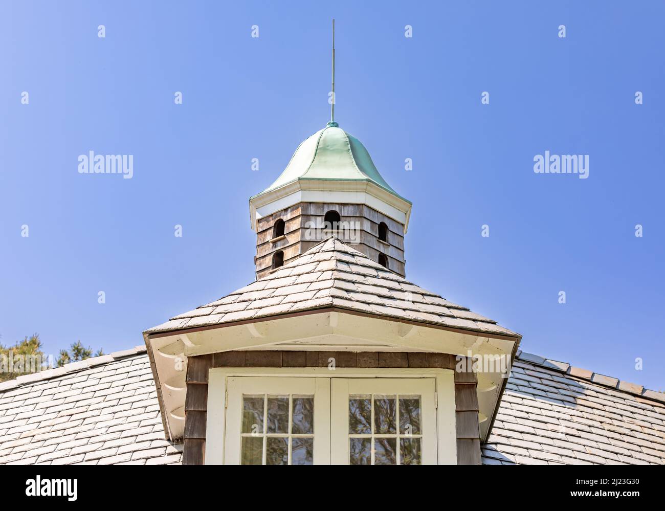 Cupola birdhouse su una vecchia casa Foto Stock