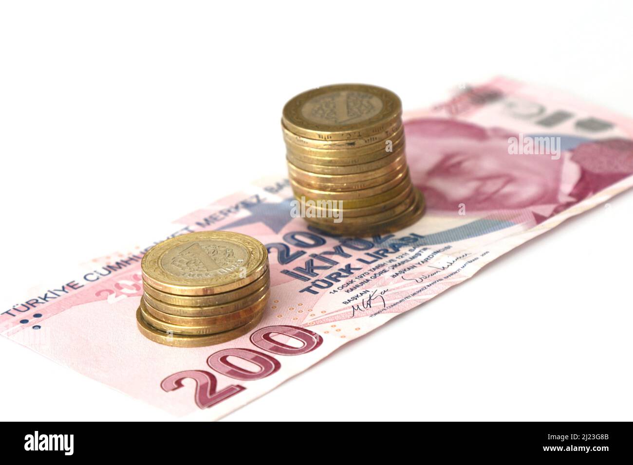 Mazzo di banconote e monete Lira in valuta turca. Banconote e monete Lira turche. Foto Stock