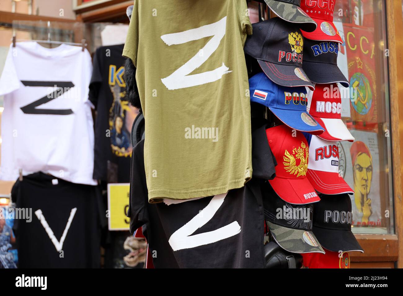 T-shirt con lettere Z e V, berretti da baseball con iscrizione Russia in un negozio di souvenir. Segni dell'operazione militare speciale russa in Ucraina Foto Stock