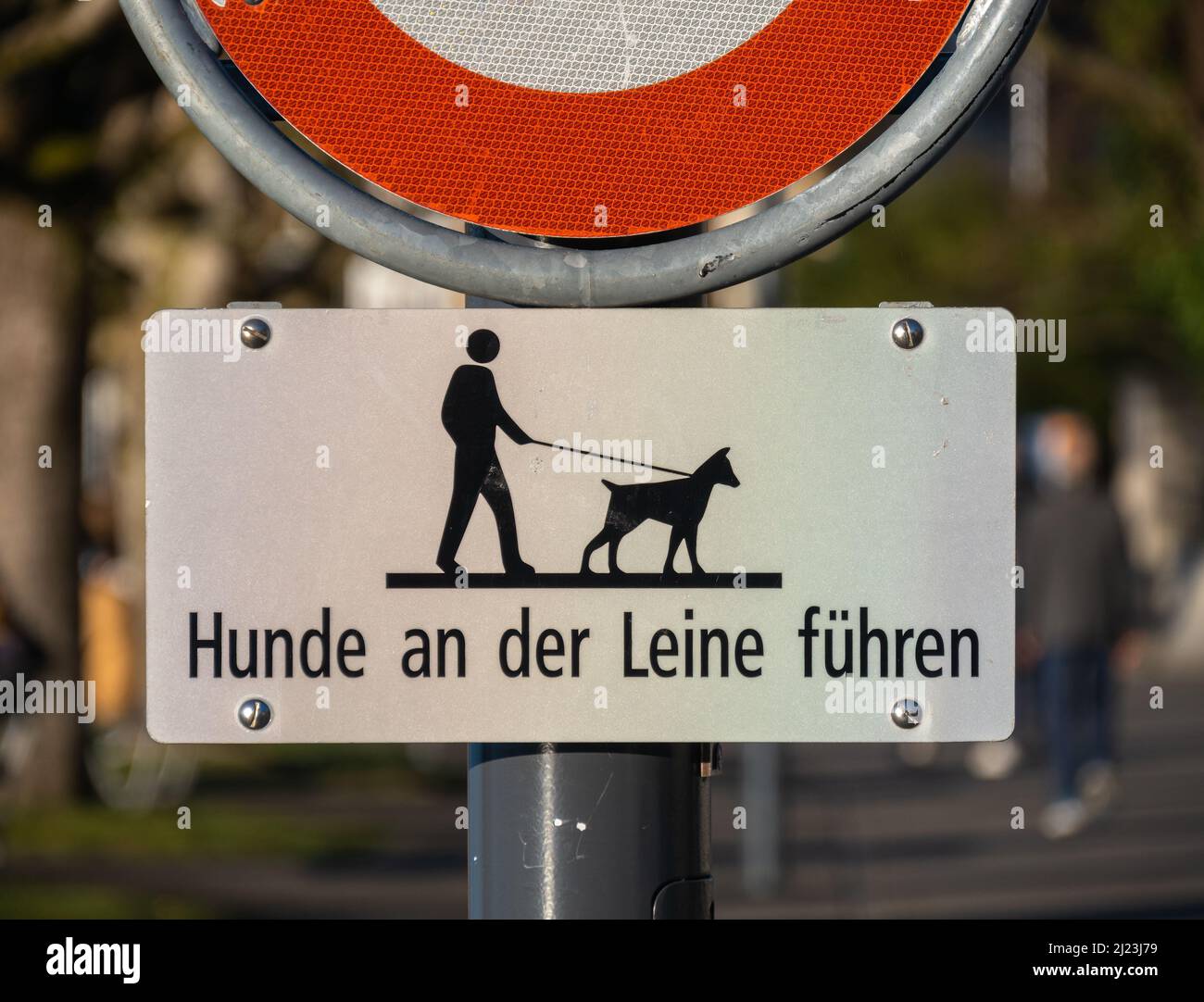 Zug, Svizzera - 31 dicembre 2021: Segnale di avvertimento prima del percorso per passeggini lungo il lago di Zug, il testo sta dicendo tenere il cane sul guinzaglio Foto Stock