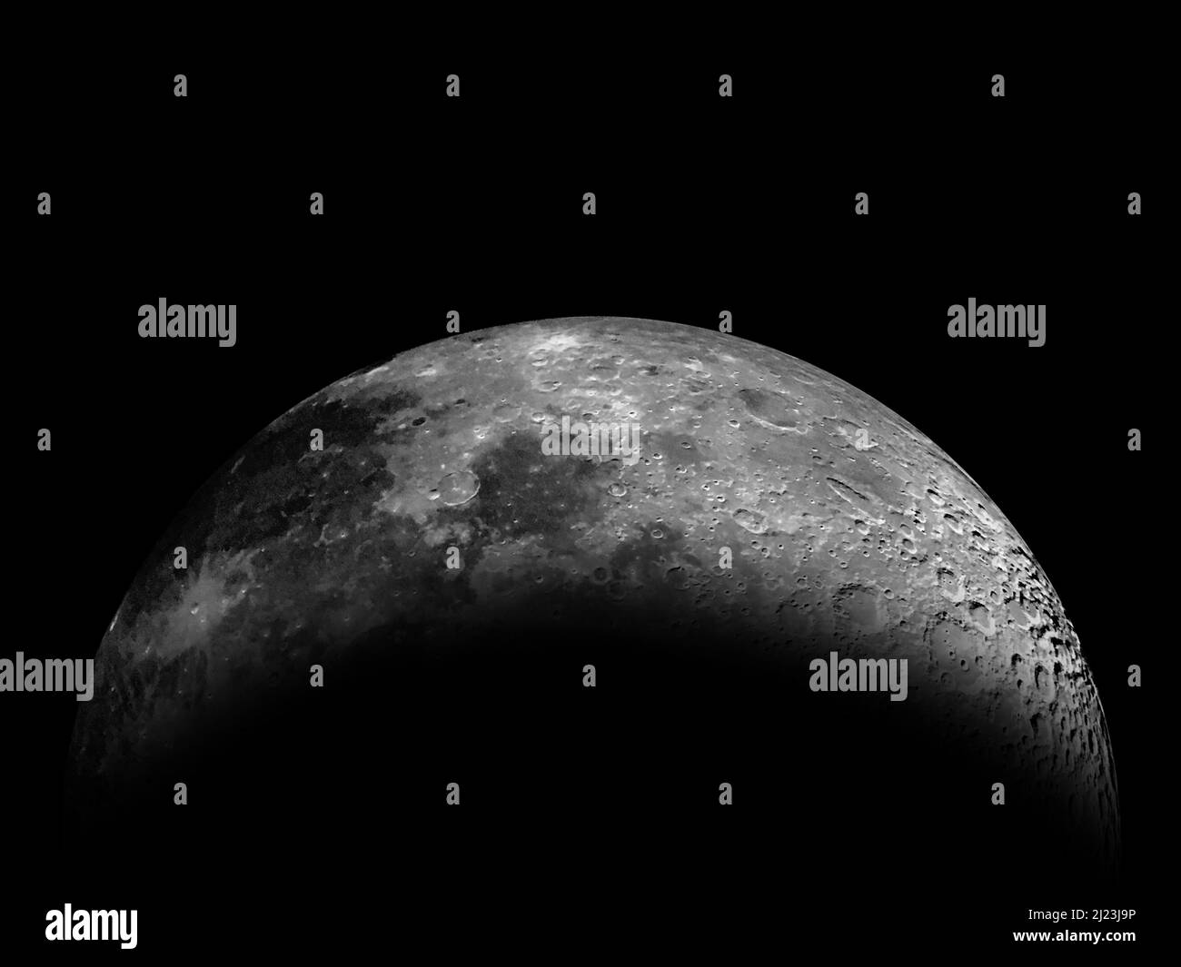 Luna piena della Terra contro uno spazio nero esterno BackgroundLune mezzaluna di cera con un cielo notturno sfondo stelle. Vista spettacolare della piccola superficie lunare Foto Stock