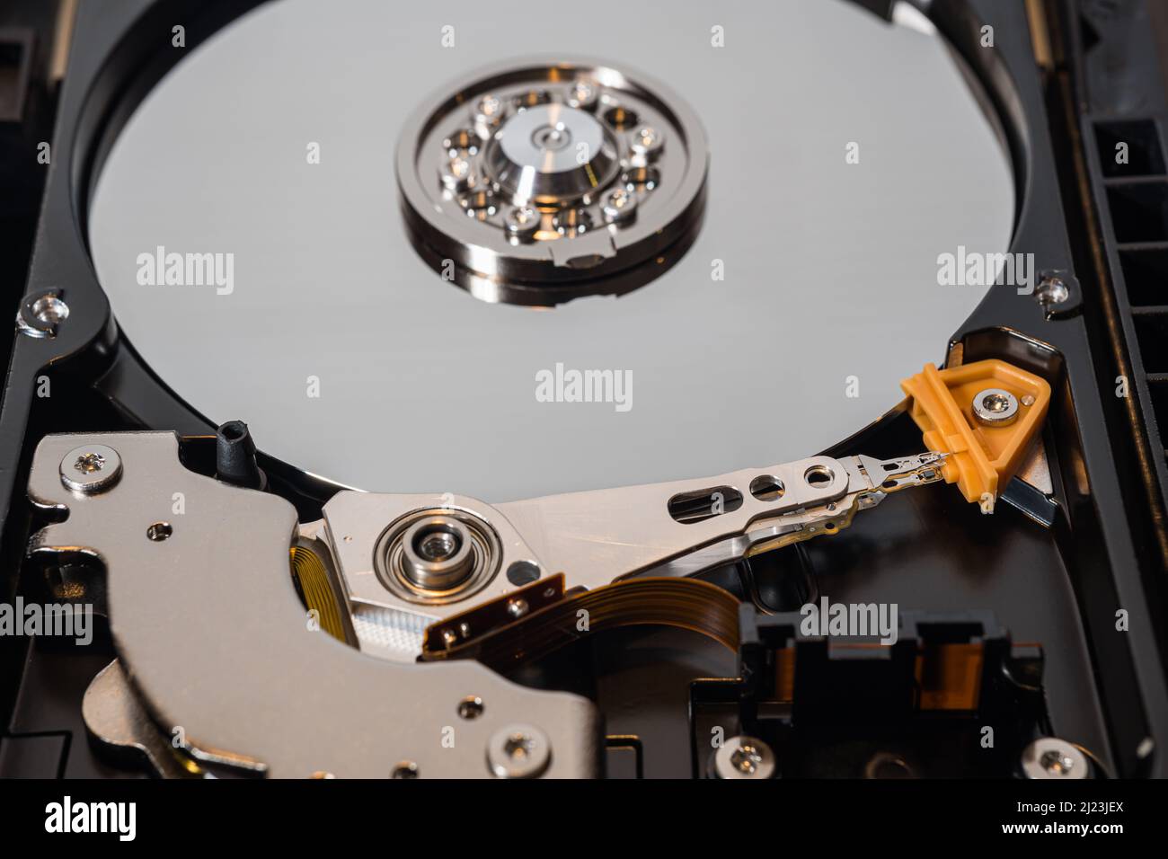 Parti meccaniche del disco rigido (HDD) all'interno di un computer. Foto Stock