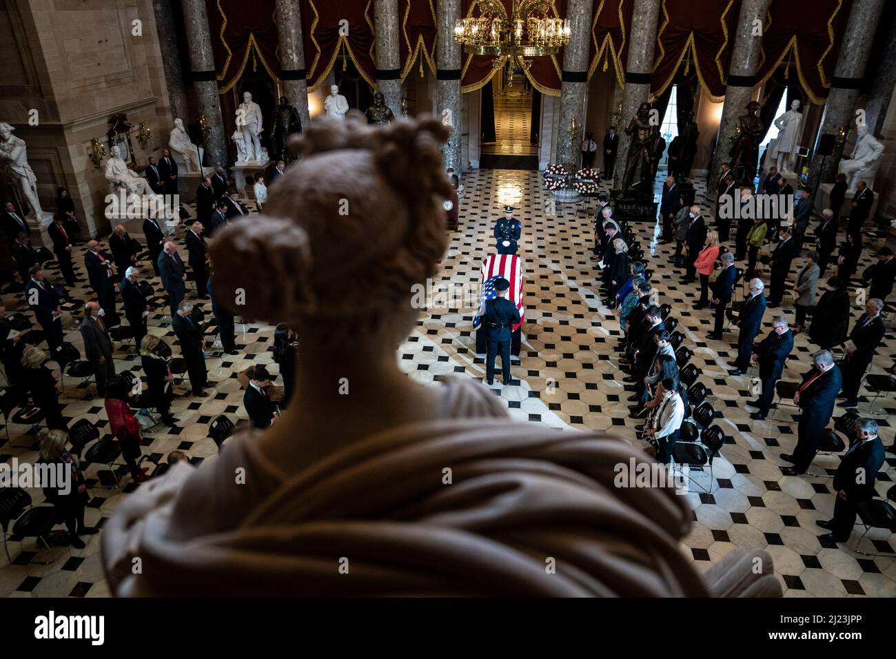 WASHINGTON, DC - MARZO 29: Casa Chaplain Margaret G. Kibben parla durante una cerimonia per il Rep. Don Young, R-Alaska, come si trova in stato nella Statuary Hall su Capitol Hill Martedì, Marzo 29, 2022 a Washington, DC. Young è stato il membro più anziano della delegazione del Congresso dell'Alaska e morì venerdì 18 marzo all'età di 88 anni. Credito: Jabin Botsford/piscina via CNP Foto Stock