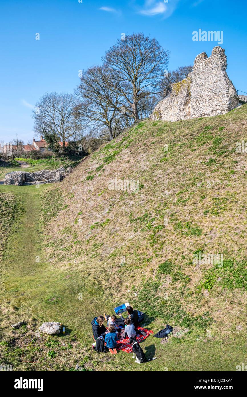 Una famiglia che si gode una giornata fuori al castello di Acre a Norfolk. Foto Stock