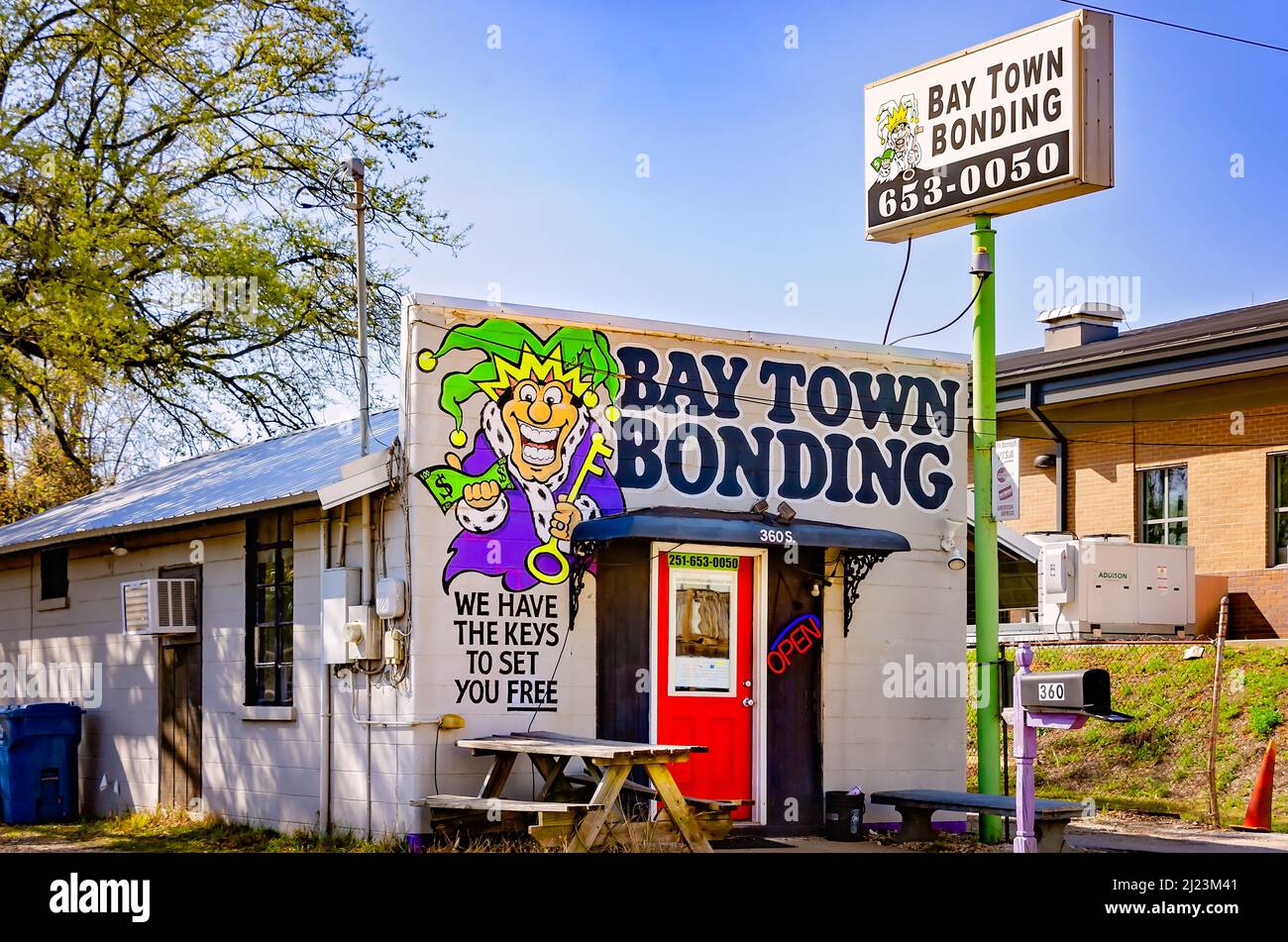 Bay Town Bonding è raffigurato su South Royal Street, 26 marzo 2022, a Mobile, Alabama. Foto Stock