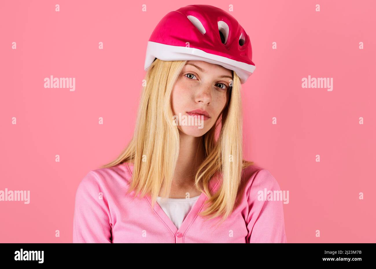 Stile di vita sportivo. Bella donna in casco ciclista. Ragazza bionda in casco protettivo ciclismo. Foto Stock