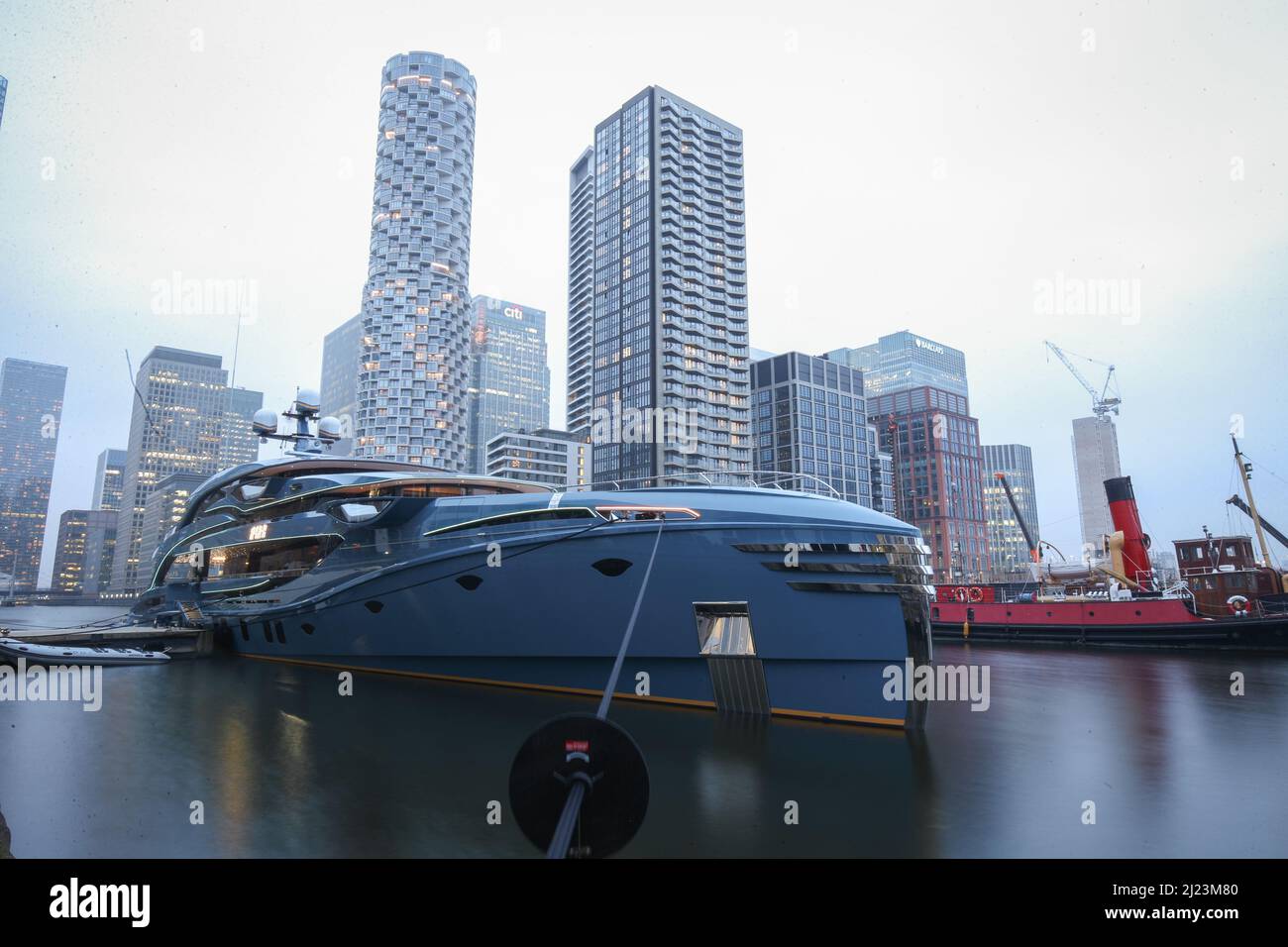 Il superyacht Phi di proprietà di un uomo d'affari russo a Canary Wharf, nella parte orientale di Londra, che è stato arrestato come parte delle sanzioni contro la Russia. La nave è la prima ad essere detenuta nel Regno Unito con sanzioni imposte a causa della guerra in Ucraina. Data foto: Martedì 29 marzo 2022. Foto Stock