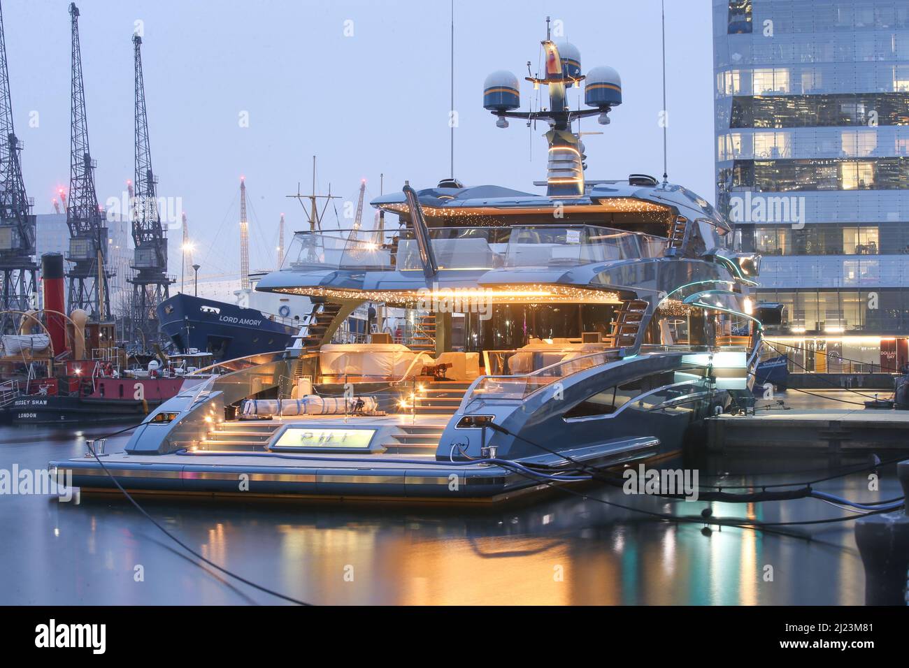 Il superyacht Phi di proprietà di un uomo d'affari russo a Canary Wharf, nella parte orientale di Londra, che è stato arrestato come parte delle sanzioni contro la Russia. La nave è la prima ad essere detenuta nel Regno Unito con sanzioni imposte a causa della guerra in Ucraina. Data foto: Martedì 29 marzo 2022. Foto Stock