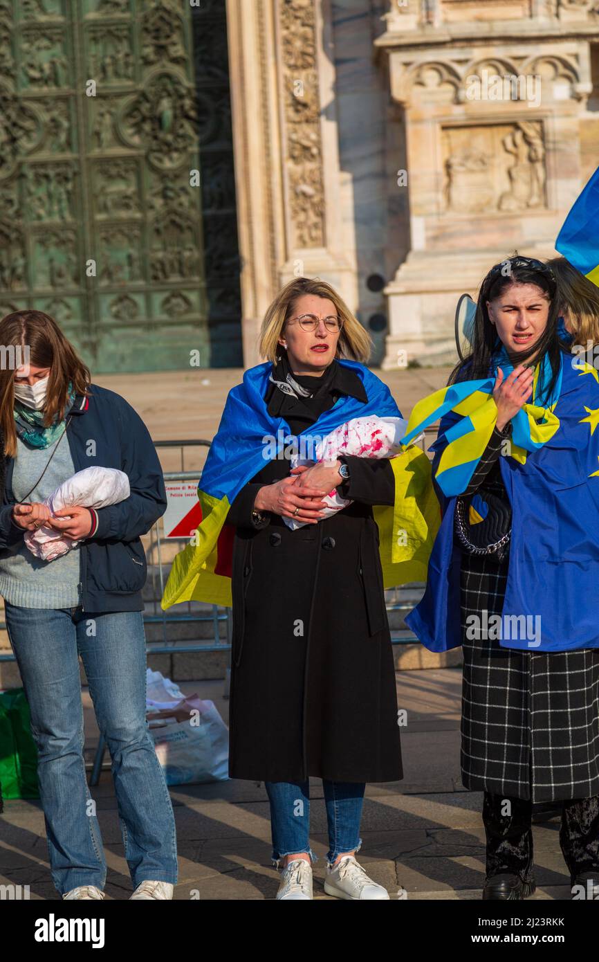 Un colpo verticale di madri con ragazze in manifestazione di protesta contro la guerra in Ucraina a Milano, Italia Foto Stock