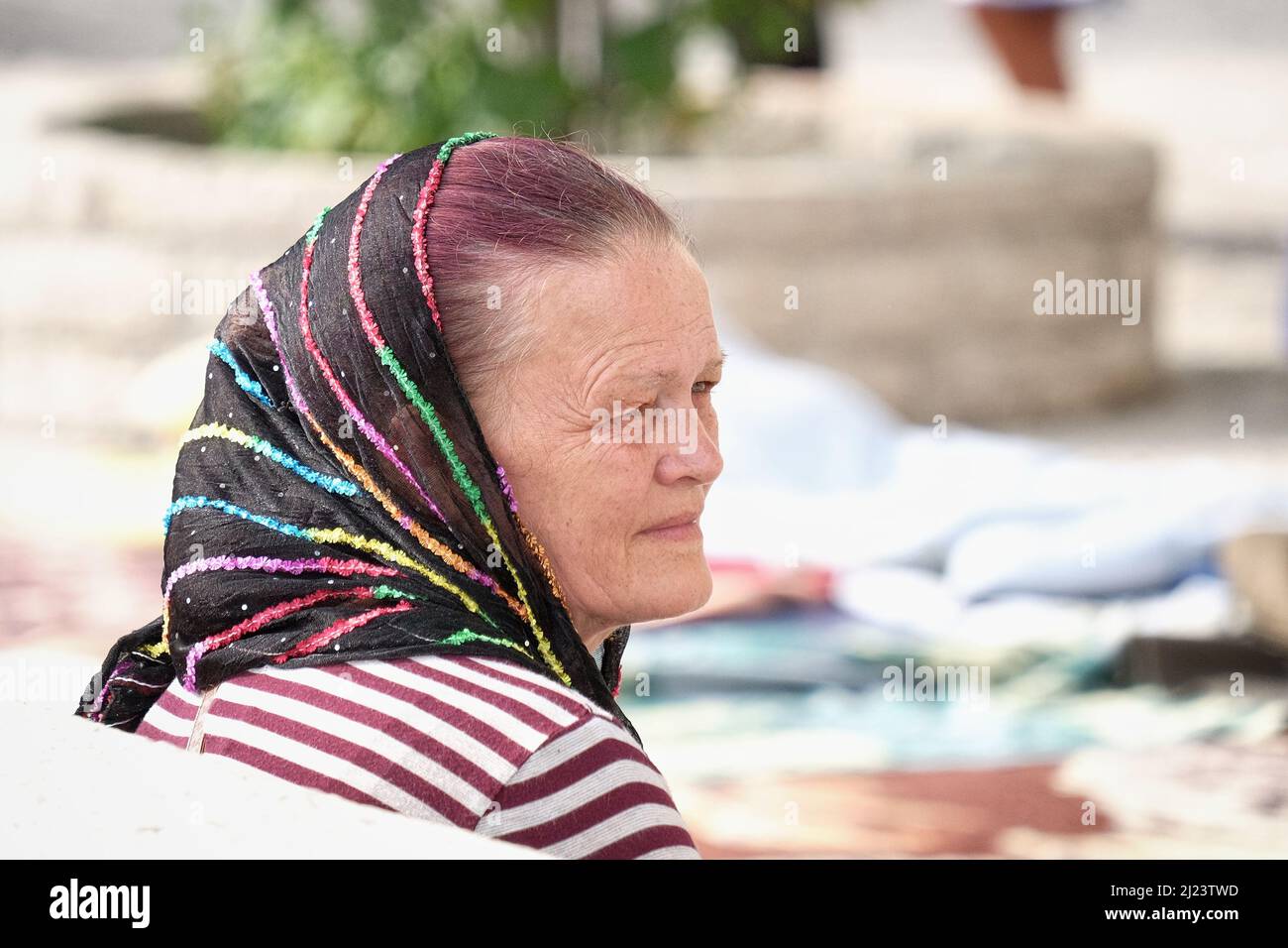 MONASTERO DI OSTROG, MONTENEGRO - 25 LUGLIO 2016: Una fede cristiana donna di mezza età che indossa un velo nero ma colorato in modo brillante Foto Stock