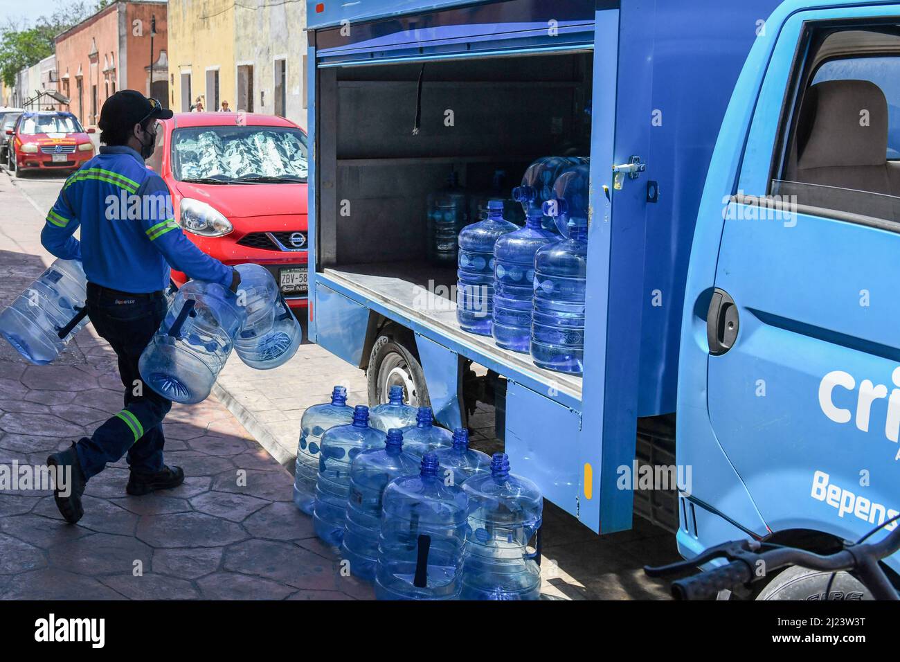 Fornitura di acqua in bottiglia, Valladolid , Messico Foto stock - Alamy