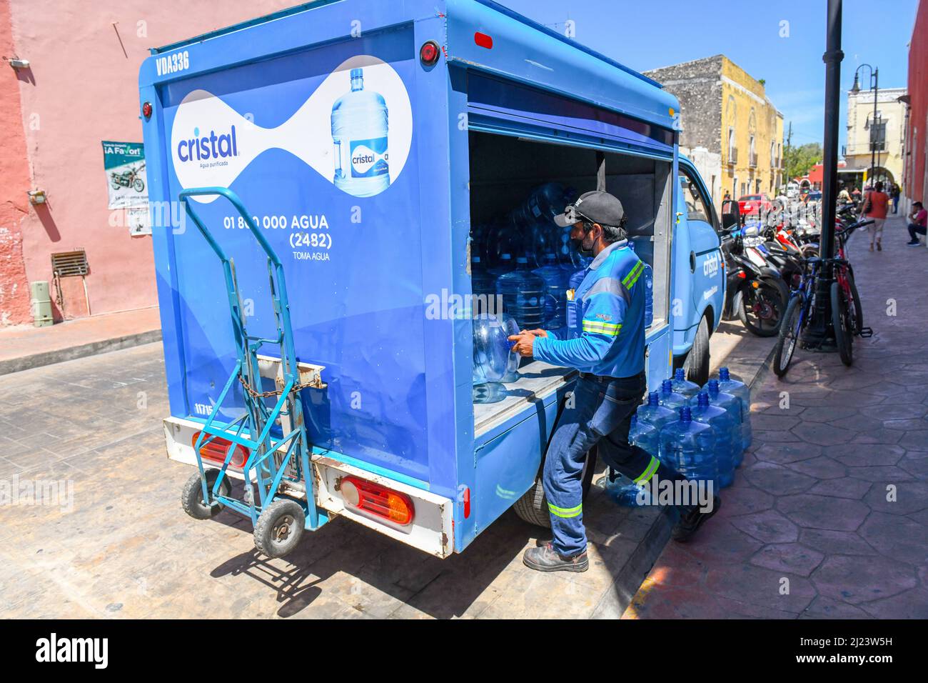 Fornitura di acqua in bottiglia, Valladolid , Messico Foto Stock