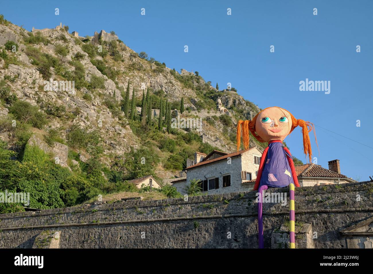 CITTÀ VECCHIA DI KOTOR, MONTENEGRO - 19 LUGLIO 2016: Pippi gigante Longstocking sulle mura della città vecchia di Kotor è l'arte di installazione di Cattaro Festival di Teatro fo Foto Stock