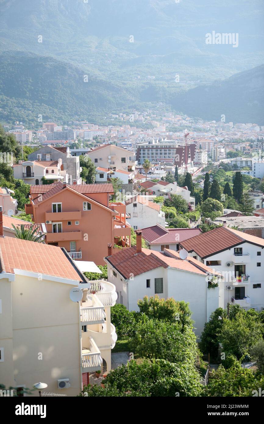 Case con tetti di tegole sullo sfondo di montagne per la pubblicazione, poster, calendario, posta, carta da parati, cartolina, banner, copertina, sito web. Città Foto Stock