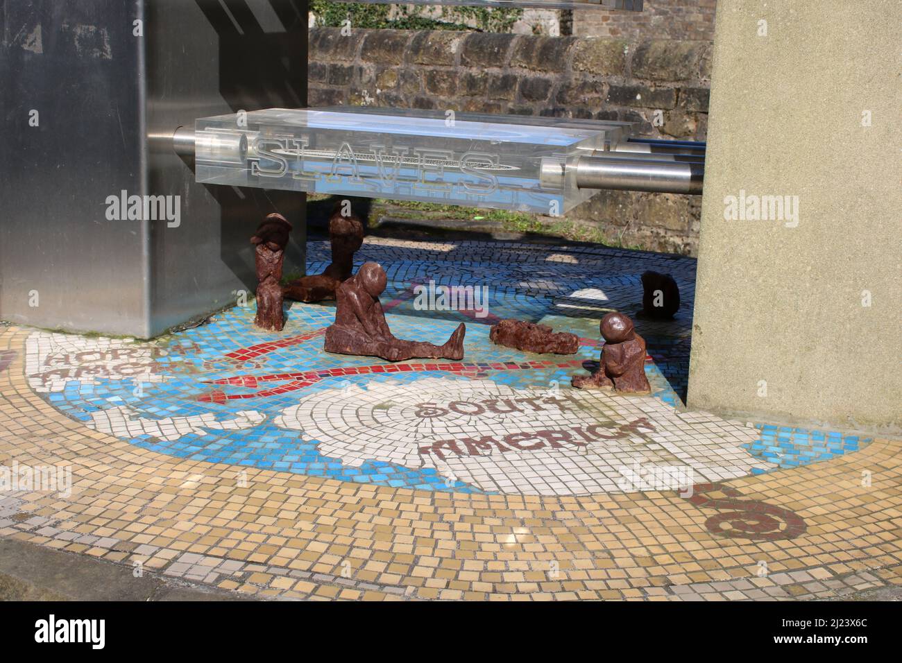 Primo piano del mosaico sul livello inferiore degli africani catturati, il monumento di Kevin Dalton-Johnson su Damside Street, Lancaster vicino a St Georges Quay Foto Stock