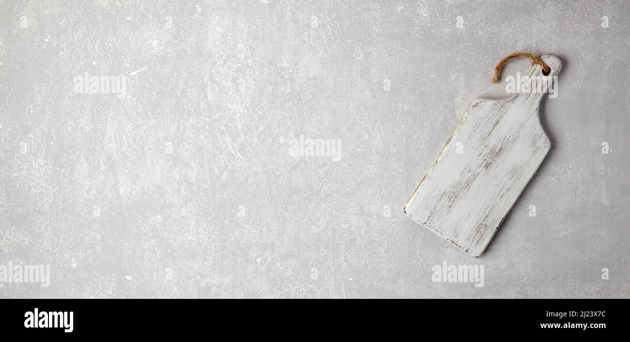 Tagliere in legno bianco su un tavolo in calcestruzzo grigio chiaro Foto Stock