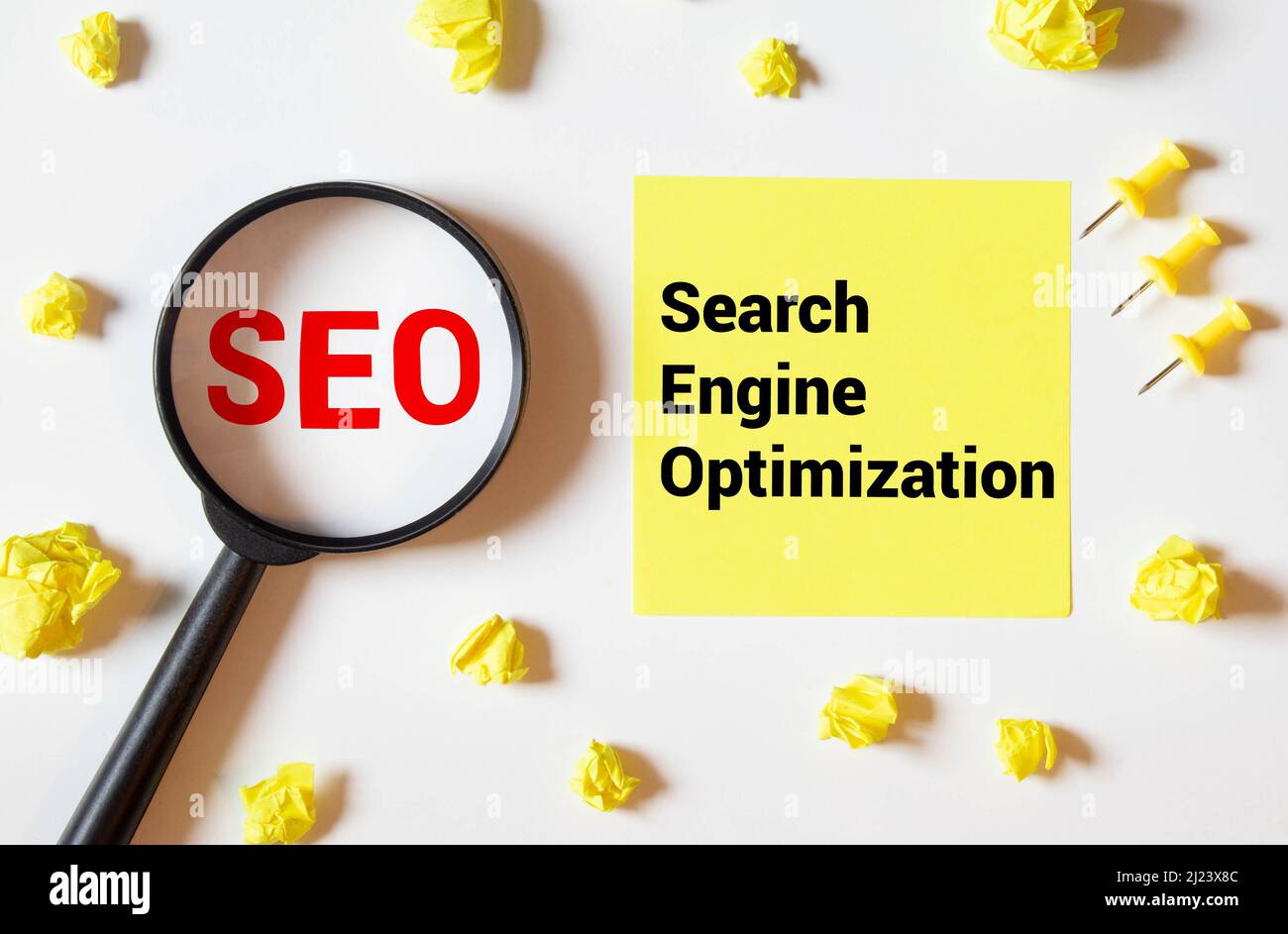 Focalizzato sul concetto di SEO. Lente d'ingrandimento con testo KPI su tavolo in legno alla luce del sole. Concetto aziendale Foto Stock