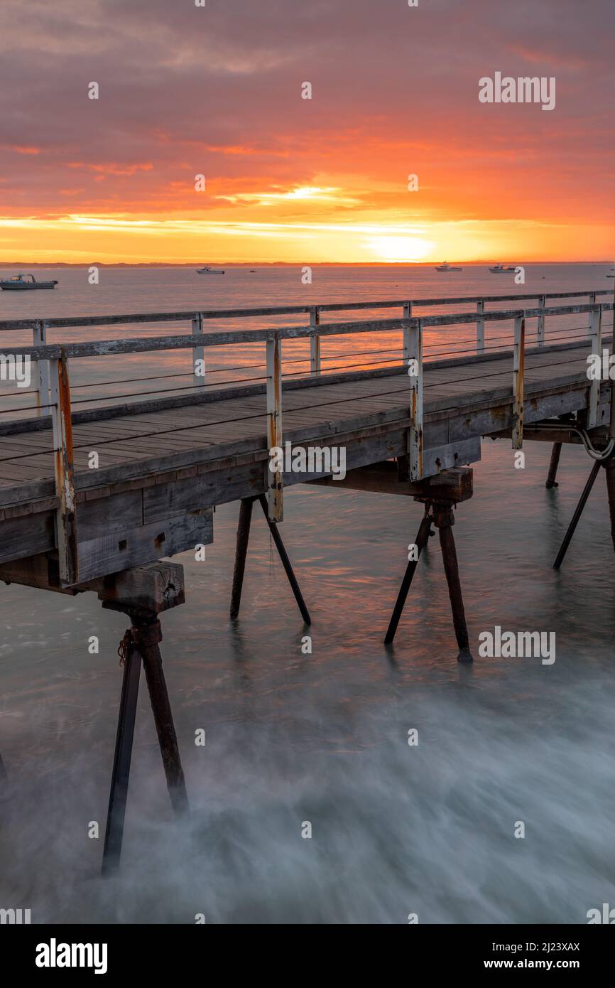 Un'alba scintillante sull'iconico Beachport Jetty con una lunga esposizione situata nel sud-est dell'Australia Meridionale, presa il 20th 2022 febbraio Foto Stock