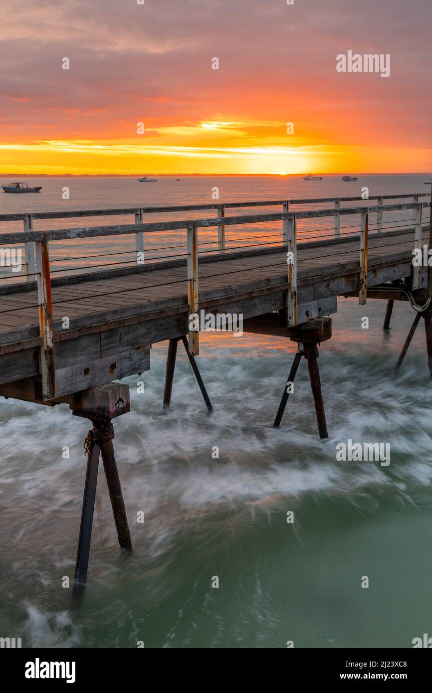 Un'alba scintillante sull'iconico Beachport Jetty con una lunga esposizione situata nel sud-est dell'Australia Meridionale, presa il 20th 2022 febbraio Foto Stock