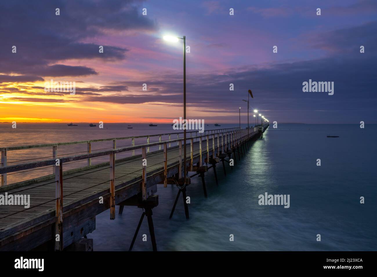 Un'alba pastello sopra l'iconico Beachport Jetty situato nel sud-est dell'Australia Meridionale preso il 20th 2022 febbraio Foto Stock