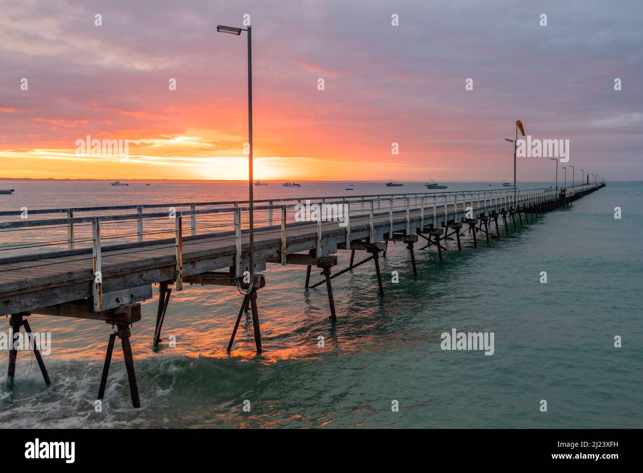 Un'alba scintillante sull'iconico Beachport Jetty situato nel sud-est dell'Australia Meridionale, preso il 20th 2022 febbraio Foto Stock