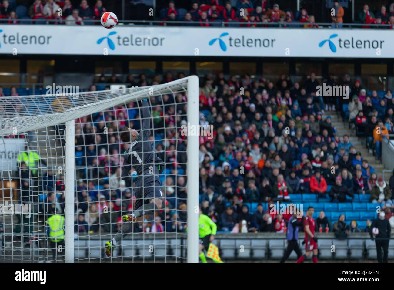 Oslo, Norvegia 29 marzo 2022, David Yurchenko di Armenia libera la palla durante la partita internazionale amichevole tra Norvegia e Armenia allo stadio Ullevaal di Oslo, Norvegia. Credit: Nigel Waldron/Alamy Live News Foto Stock