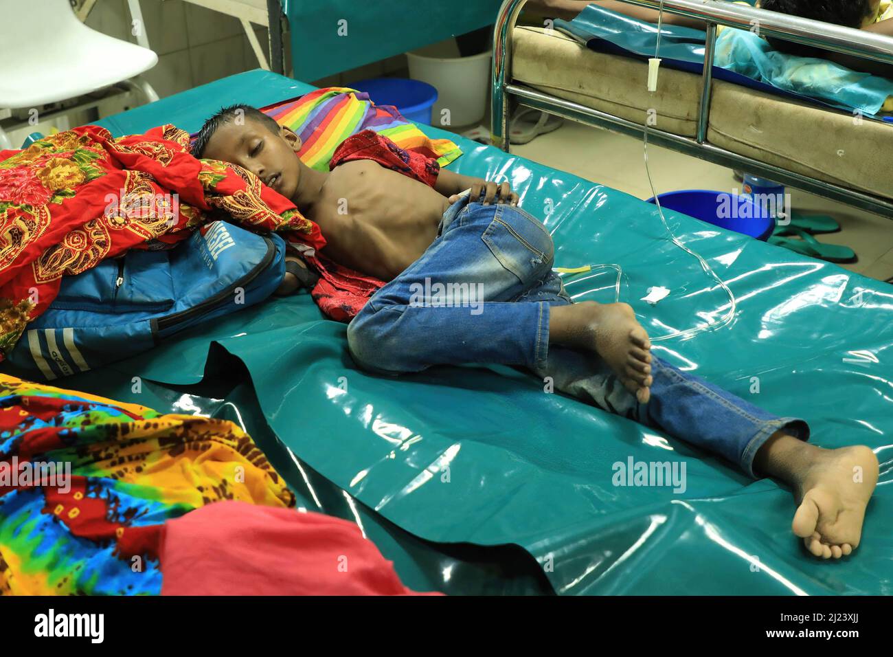 Dhaka, Bangladesh. 29th Mar 2022. Un bambino che soffre di diarrea riceve il trattamento in un ospedale. (Foto di MD Manik/SOPA Images/Sipa USA) Credit: Sipa USA/Alamy Live News Foto Stock