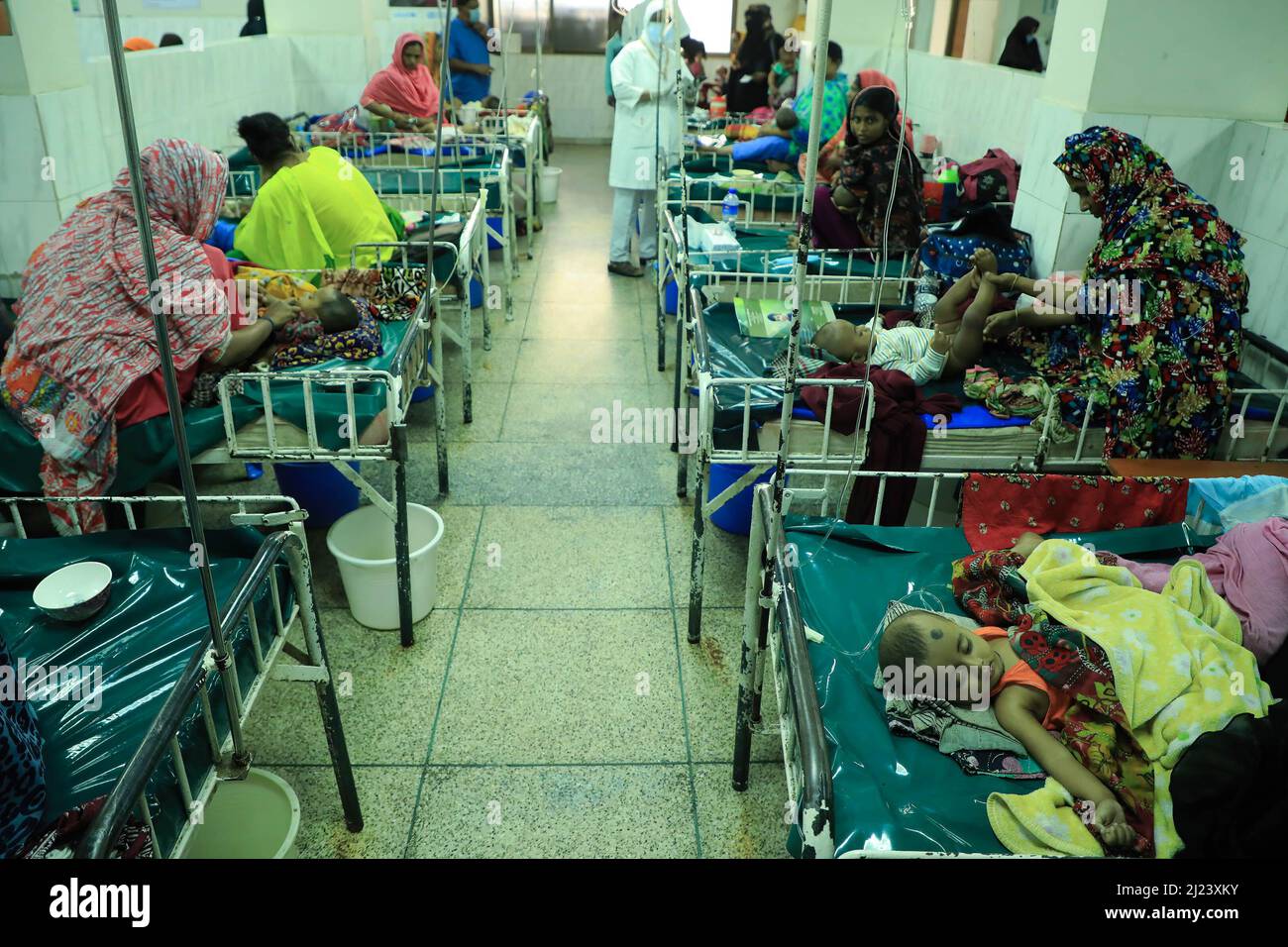 Dhaka, Bangladesh. 29th Mar 2022. I pazienti affetti da diarrea sono in trattamento in ospedale. I pazienti affetti da diarrea stanno aumentando presso il Centro Internazionale per la Ricerca sulle malattie da diarrea (ICDDR, B) a causa della carenza di acqua potabile nella città di Dhaka. (Foto di MD Manik/SOPA Images/Sipa USA) Credit: Sipa USA/Alamy Live News Foto Stock