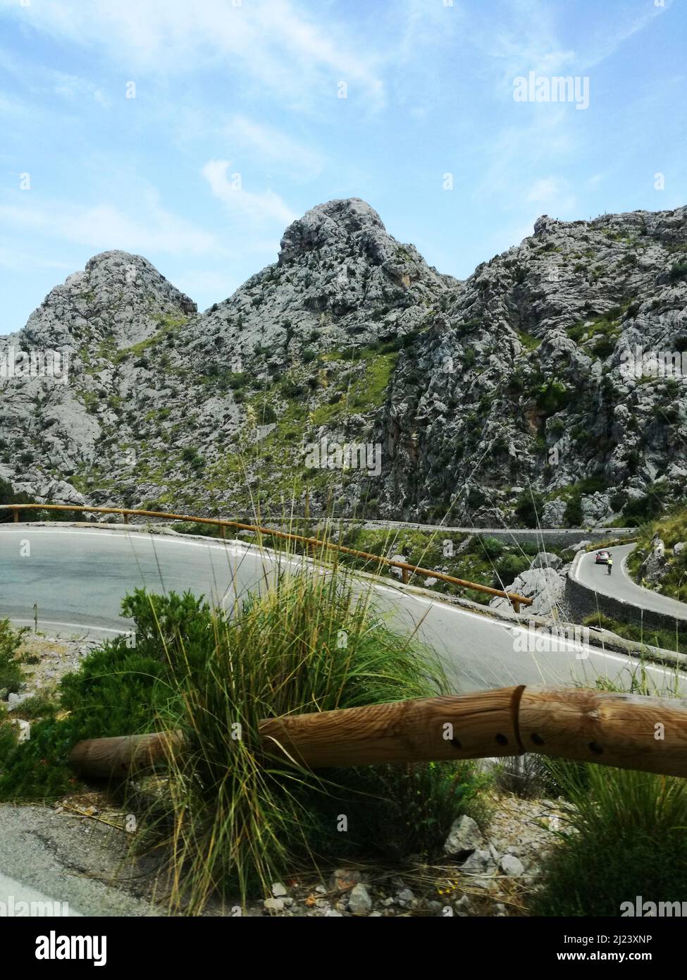 Famosa SA Calobra Road a Maloorca, Spagna. Bel tempo per una gita in bicicletta. Foto verticale. Foto di alta qualità Foto Stock