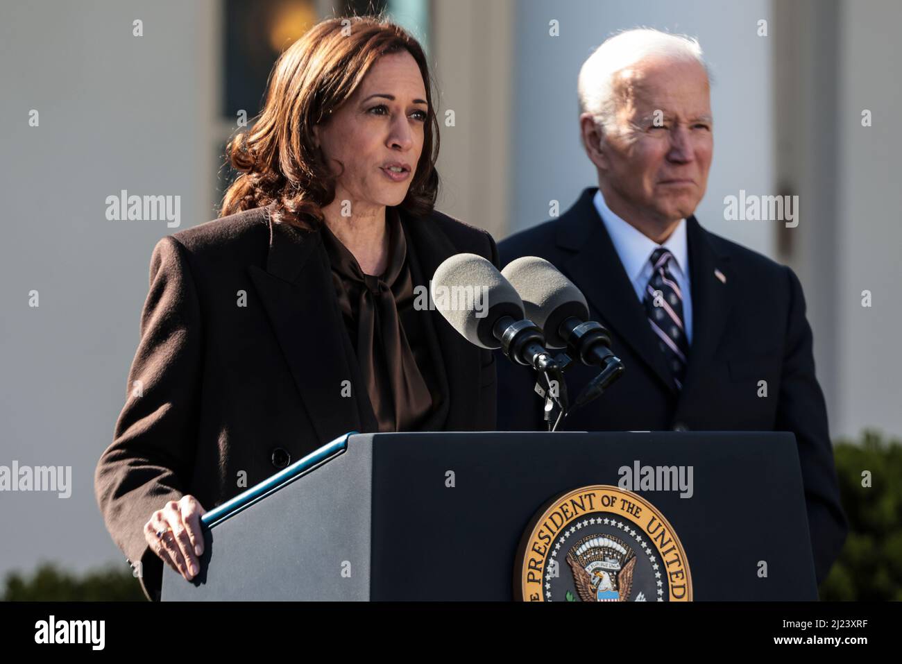 Washington, Stati Uniti. 29th Mar 2022. Il Vice Presidente Kamala Harris parla dopo che il Presidente Joe Biden ha firmato la legge H.R. 55, il 'Emmett Till Antillynching Act' nel Giardino delle Rose alla Casa Bianca di Washington, DC, il 29 marzo 2022. (Foto di Oliver Contreras/SIPA USA) Credit: Sipa USA/Alamy Live News Foto Stock