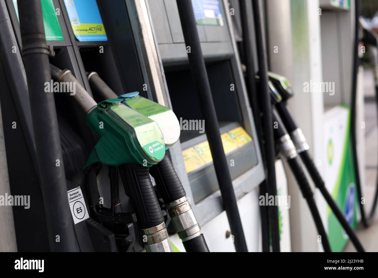 Stazione di pompaggio Stazione di riempimento gas di petrolio Prezzi elevati Foto Stock