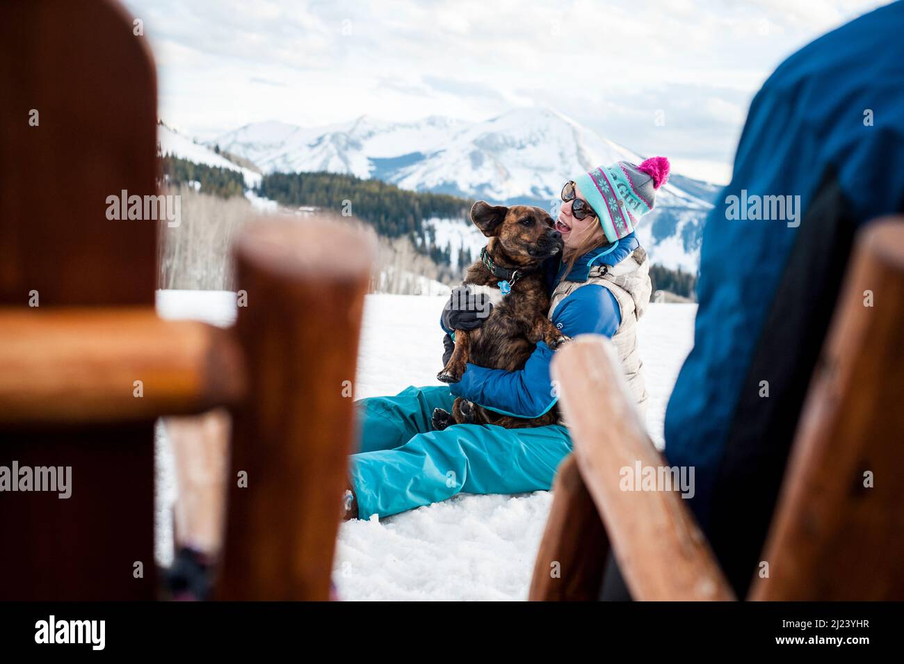 Giovane donna avventurosa con il suo cane Foto Stock