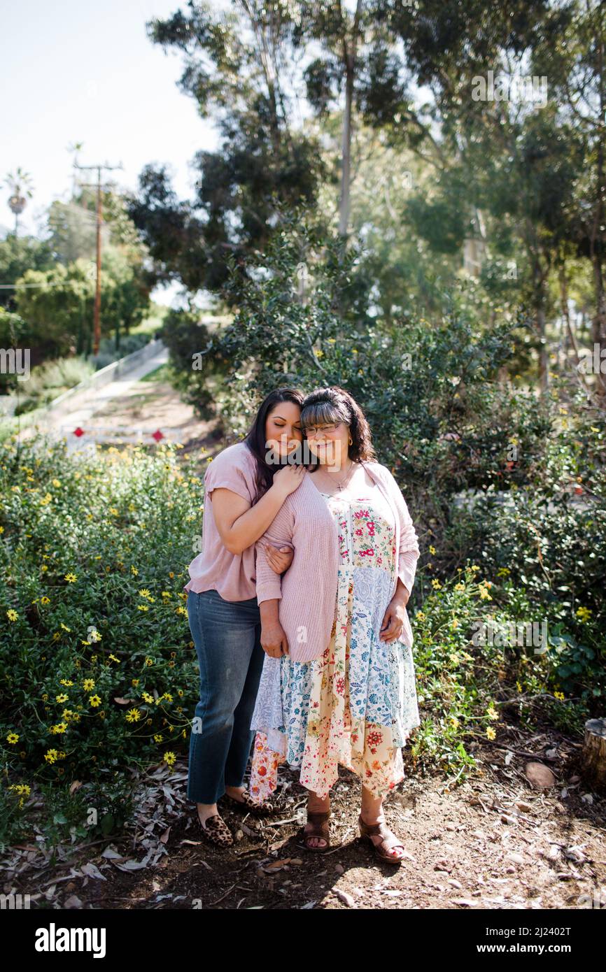 Madre e figlia in posa sul Trail nel quartiere di San Diego Foto Stock