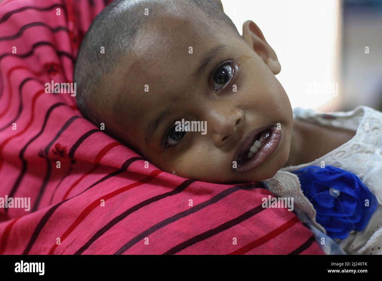 Dhaka, Bangladesh. 29th Mar 2022. Una madre porta il suo bambino affetto da diarrea in un ospedale. (Credit Image: © MD Manik/SOPA Images via ZUMA Press Wire) Foto Stock