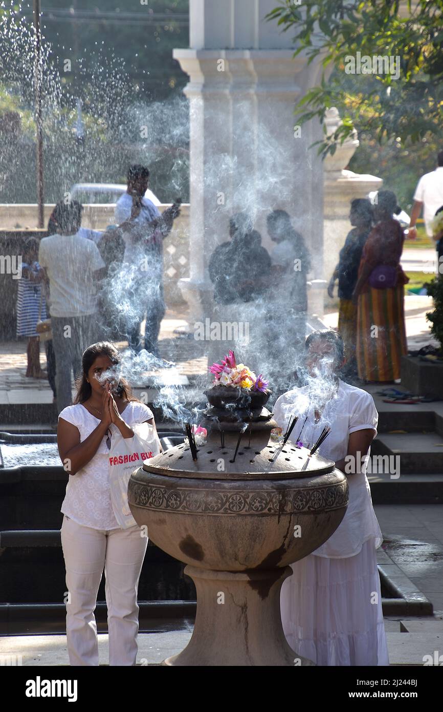 Devoti che fanno offerte a Kelaniya Raja Maha Vihara, Colombo Foto Stock