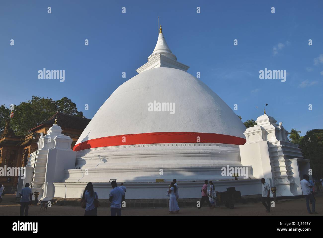 Stupa principale o cetiya a Kelaniya Raja Maha Vihara, un tempio buddista situato in un sobborgo di Colombo Foto Stock