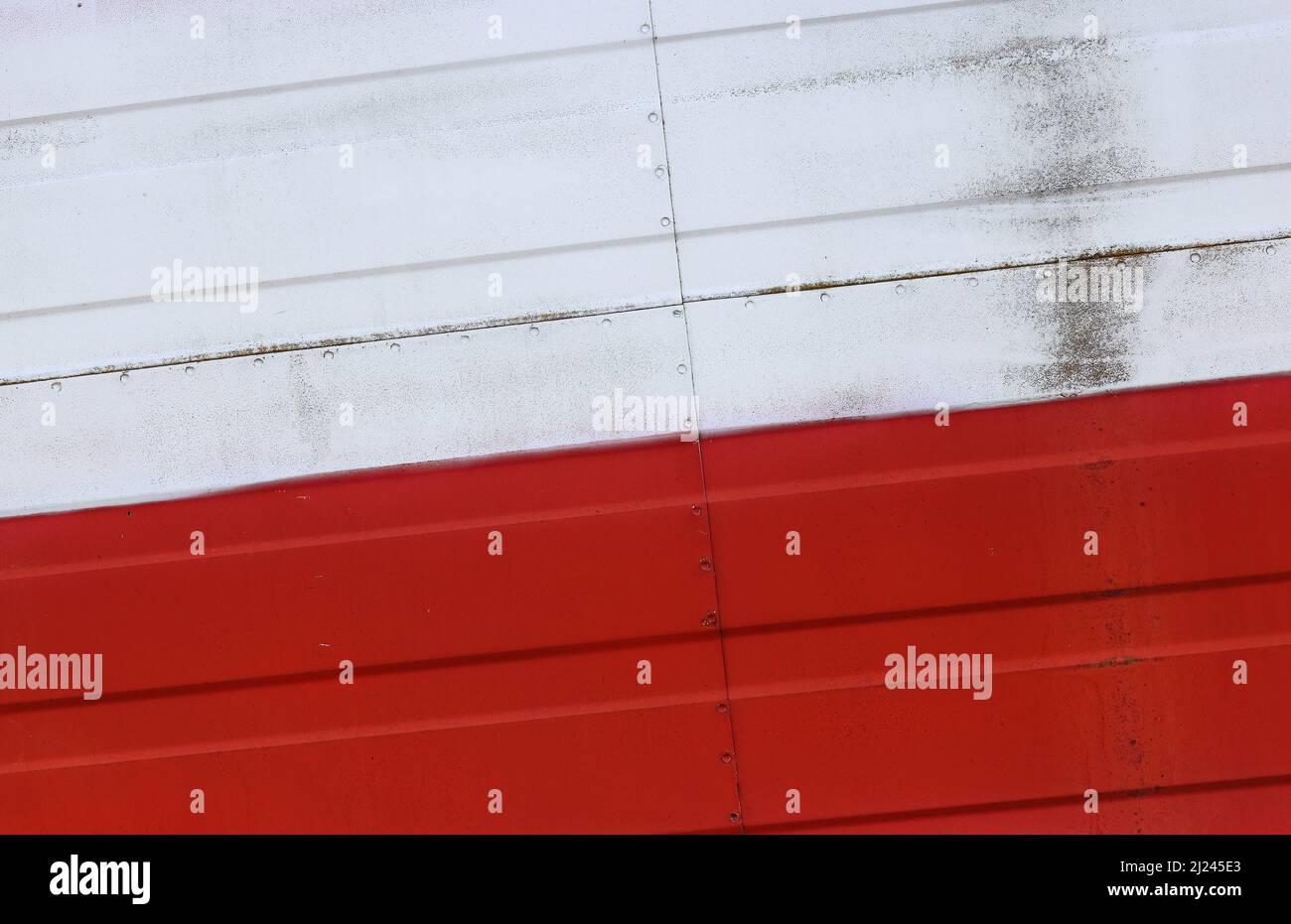 Grunge bandiera nazionale della Polonia su una superficie di metallo con armatura in acciaio bordati, simbolo del patriottismo polacco Foto Stock