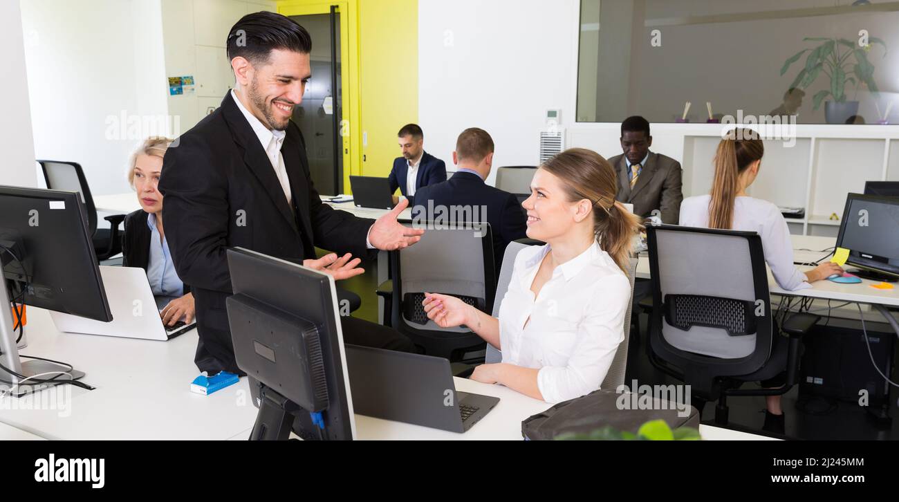 Colleghi che girano in un ufficio moderno Foto Stock