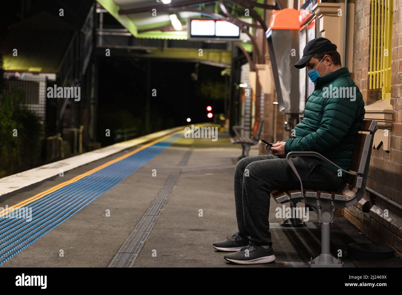 Un uomo in attesa di un treno Foto Stock