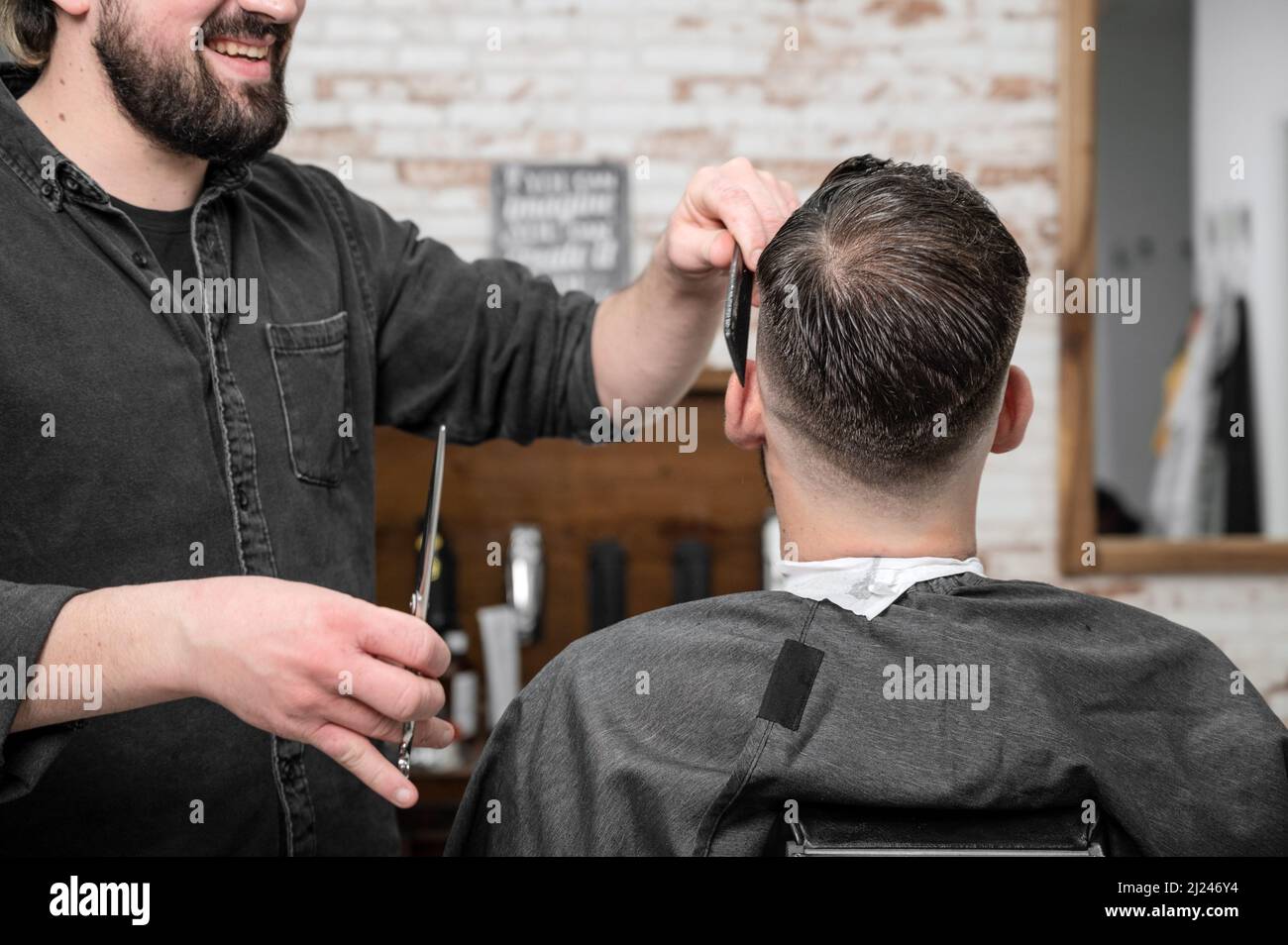Primo piano di uomo felice ottenere un taglio di capelli, in parrucchiere. Foto di alta qualità. Foto Stock
