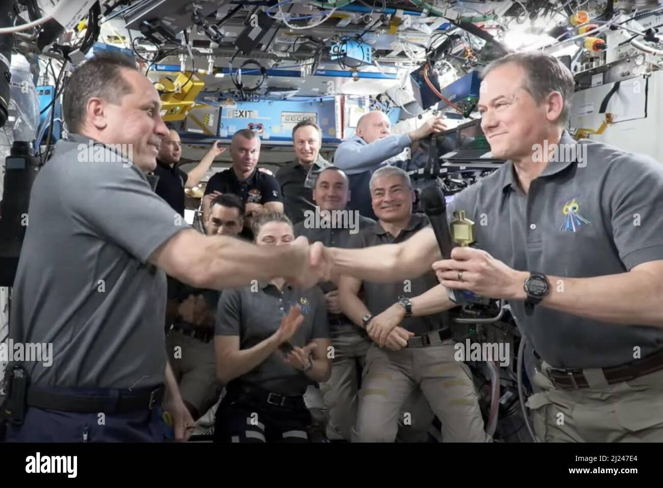 Washington, Stati Uniti. 29th Mar 2022. Il cosmonauta russo Anton Shkaplerov consegna 'le chiavi' alla Stazione spaziale Internazionale all'astronauta della NASA Thomas Marshburn (a destra) il 29 marzo 2022, come Shkaplerov, il cosmonauta collega Pyotr Dubrov, e l'astronauta della NASA Mark Vande Hei ritornano sulla Terra. NASA/UPI Credit: UPI/Alamy Live News Foto Stock