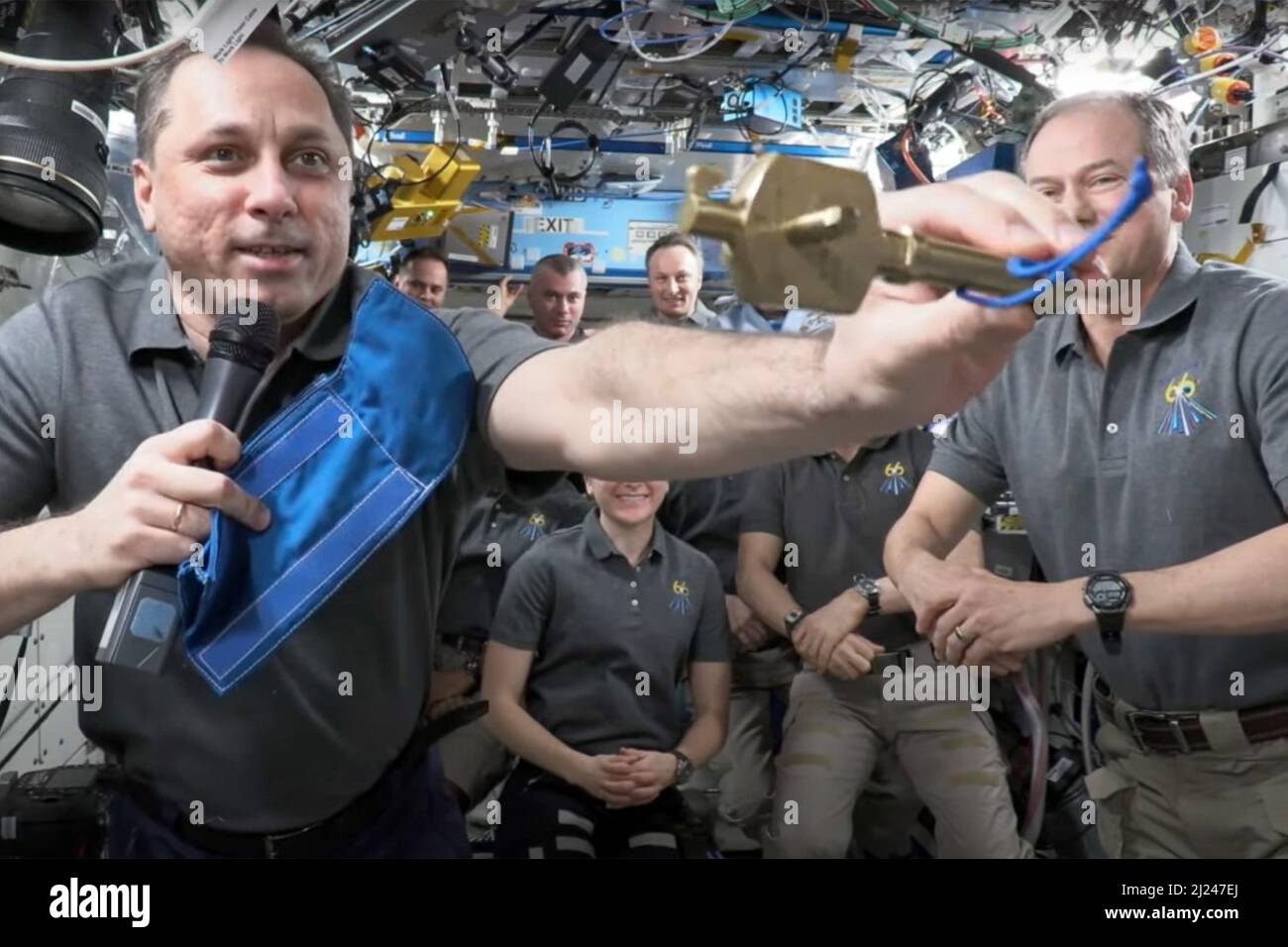 Washington, Stati Uniti. 29th Mar 2022. Il cosmonauta russo Anton Shkaplerov consegna 'le chiavi' alla Stazione spaziale Internazionale all'astronauta della NASA Thomas Marshburn (a destra) il 29 marzo 2022, come Shkaplerov, il cosmonauta collega Pyotr Dubrov, e l'astronauta della NASA Mark Vande Hei ritornano sulla Terra. NASA/UPI Credit: UPI/Alamy Live News Foto Stock