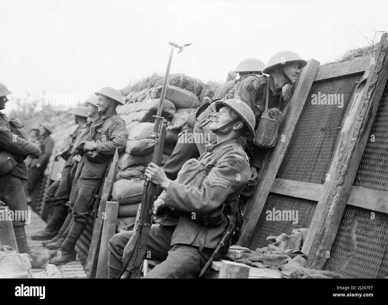 Est Lancashire Regiment nelle trincee di Nieuport Bains, l'estrema sinistra della linea. Il sergente in primo piano sta guardando la linea tedesca in un periscopio fissato sulla sua baionetta. Foto Stock